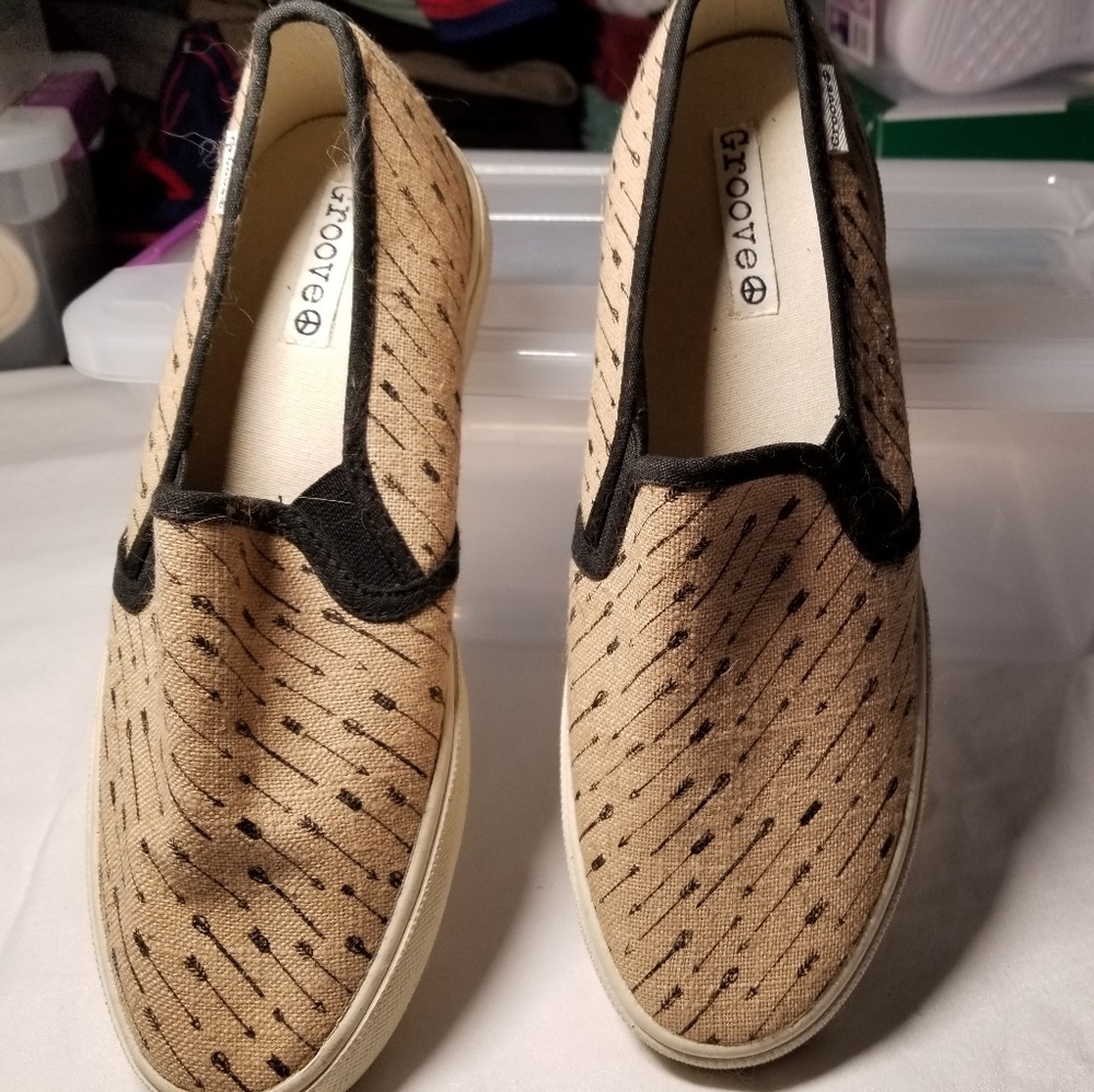Groove slip-on